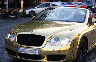Золотой Bentley на параде в Праге 9 мая 2011